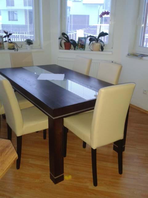 Jedálenský stôl, masív dub morený , mliečne kalené sklo